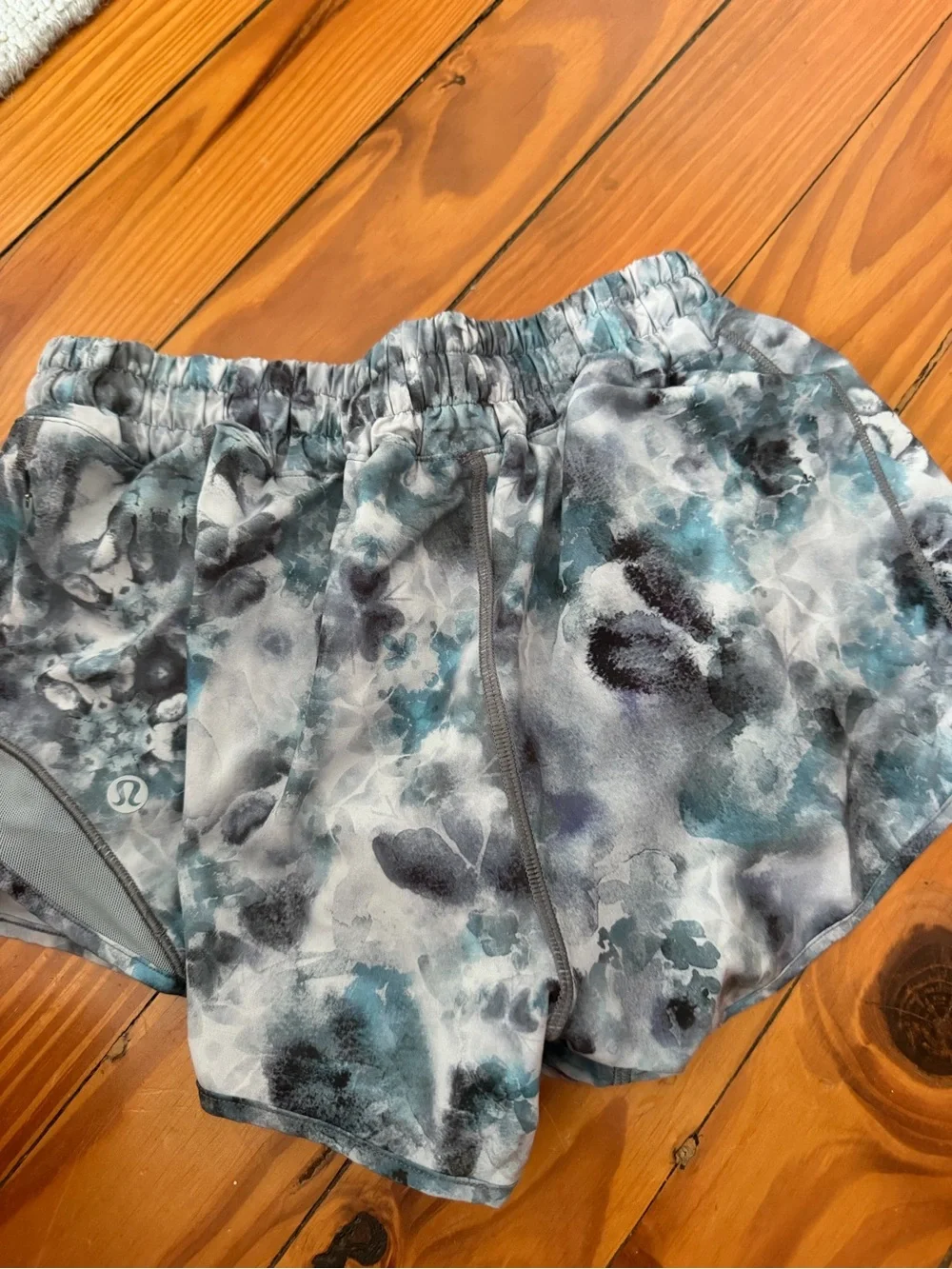 Lululemon womens size 4 2.5” Light Blue Floral Athletic Shorts